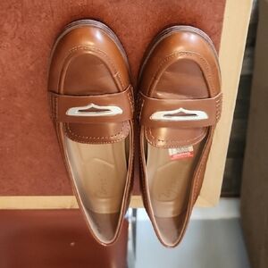 27 EDIT Tan Leather Loafers with Silver Accent